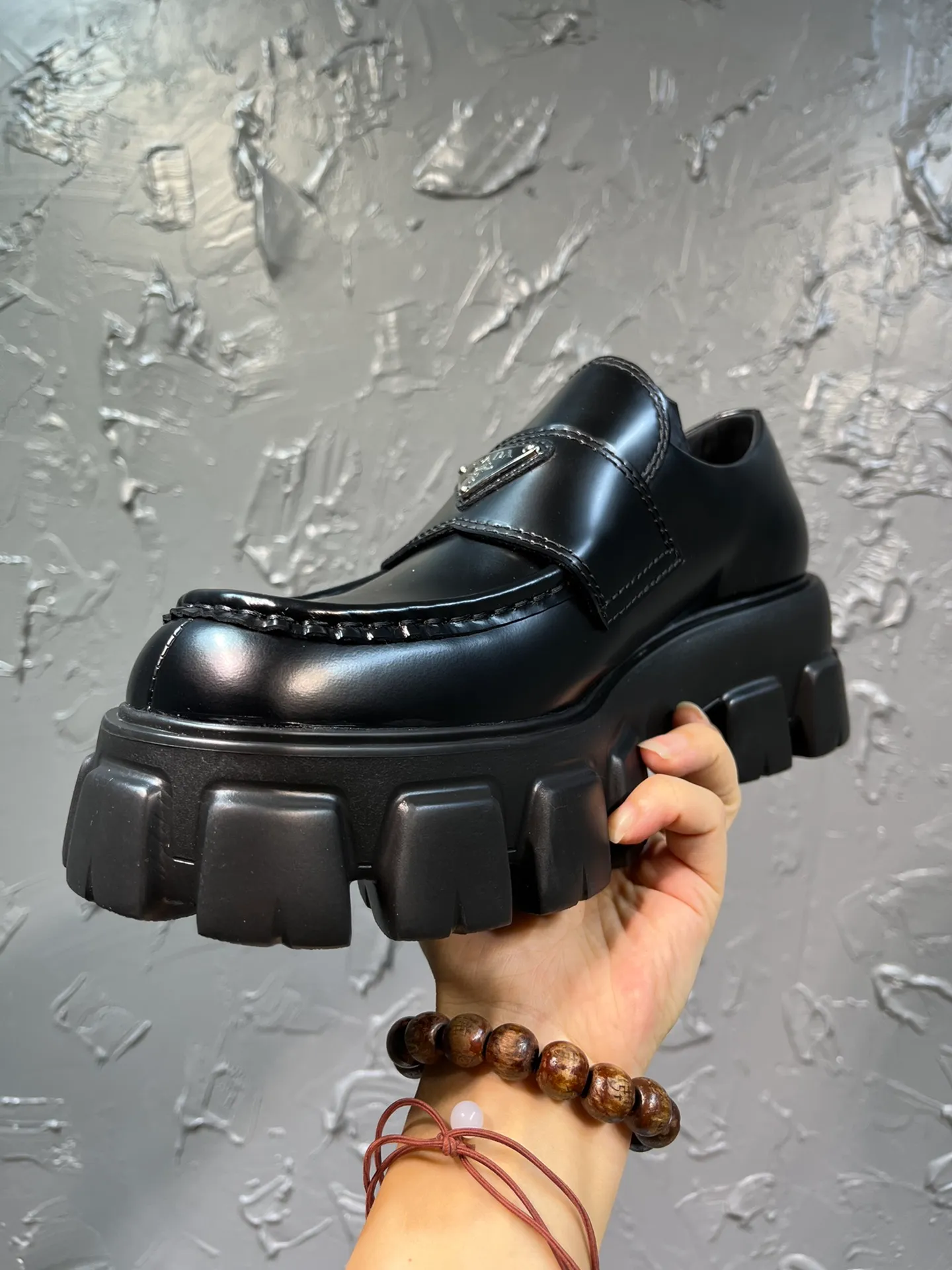 Men's shoes 💰780💰 🔥🔥🔥 Upgraded version of the 2025 new Prada Prada triangular enamel logo, round-head and bold Lofte shoes, developed one-to-one with the original version, one-to-one private molding of the outsole, the fabric is made of imported open edge beads, cowhide lining, cowhide for foot pads, sole height 5cm, original rubber foam sole, code number 39-46